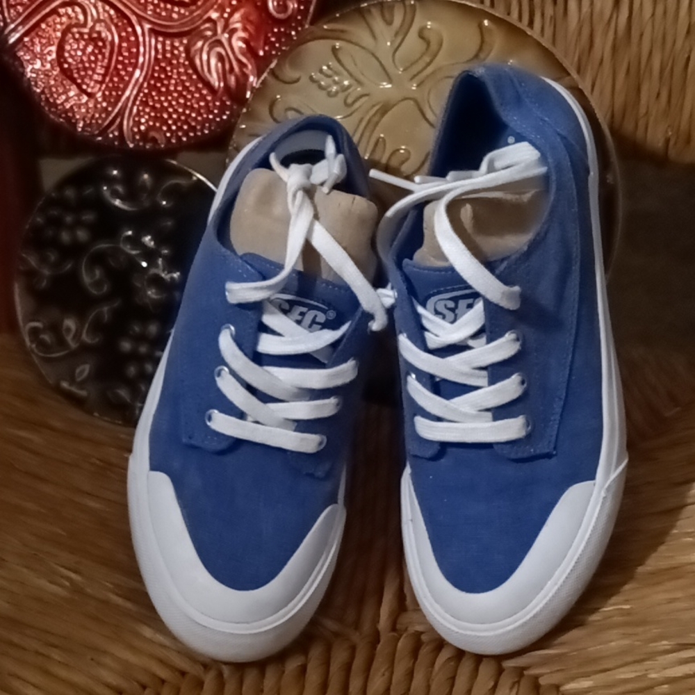 Women's crew sneakers